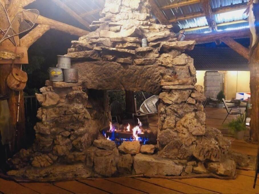Stonegate Lodge Pool Fire Pits King Bedfast Wifi 50In Tv Room #209 Eureka Springs Esterno foto